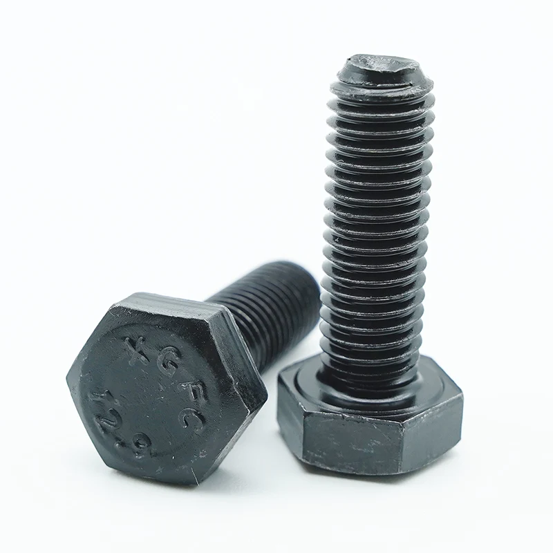 Quelle est la différence entre les boulons de tête hexagone et les boulons de douille hexagonale?